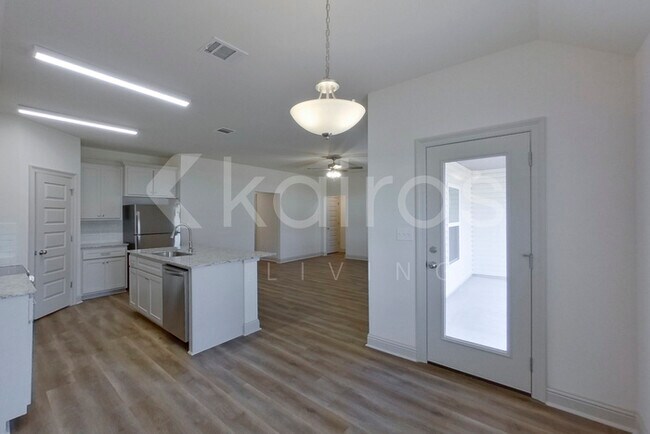 Foto del edificio - 17611 Carlisle Ave