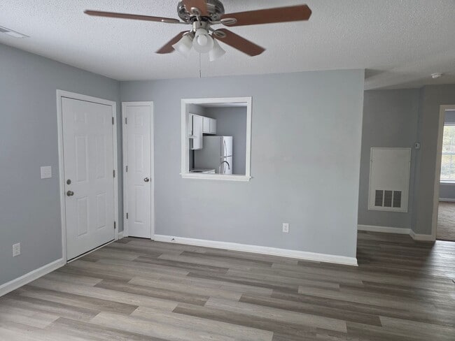 Building Photo - 2 Bedroom 1 Bath Upstairs Unit
