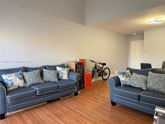 Building Photo - 9725 Fontainebleau Blvd