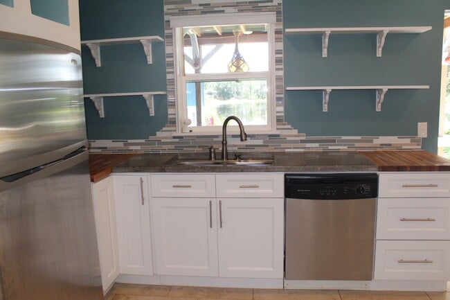 Building Photo - Beautiful 3 bedroom Lakefront Home
