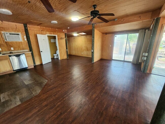 Foto del edificio - Beautiful 1Bedroom Bungalow next to Lake Hutchinson in Keystone Heights available May 8th