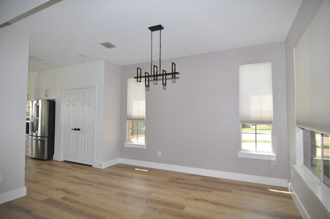 Building Photo - Stunning 4-2.5-2 with sparkling POOL in Gr...