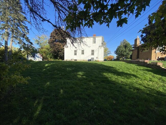 Building Photo - 903 Manomin Ave