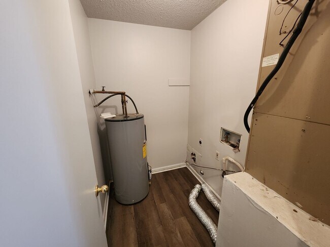 Building Photo - 2571 Green Oaks Ct SE