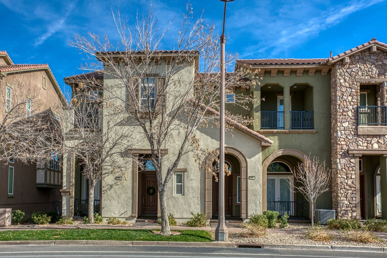 Primary Photo - Charming 3-Level Townhome in Gated Communi...