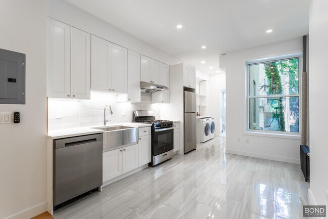 Foto del edificio - 309 E 10th St