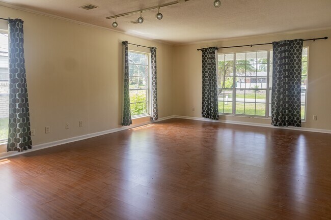 Foto del edificio - 5039 Winchester Dr S