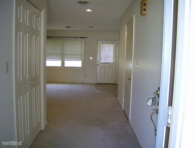 Building Photo - 2 br, 2 bath House - 913 C Street MAC