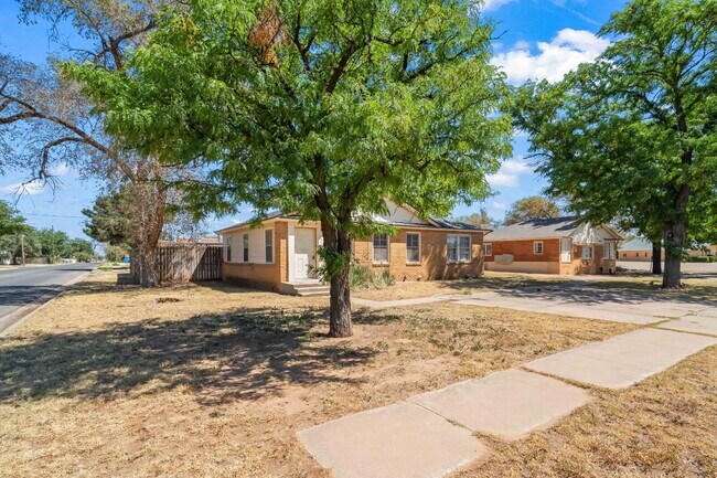 Building Photo - Charming 1 Bedroom Duplex w/ Large Backyard