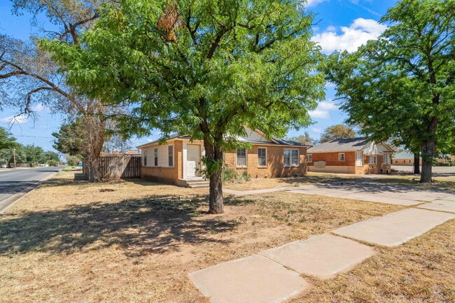 Building Photo - *FIRST MONTH'S RENT FREE* Charming 1 Bedroom Duplex w/ Large Backyard