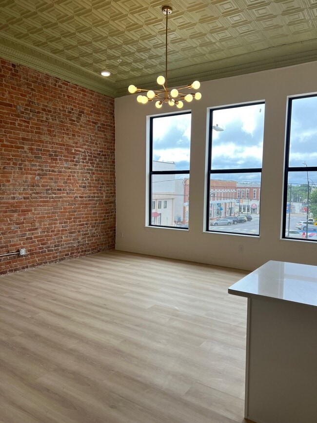 Building Photo - 113 E Broadway St