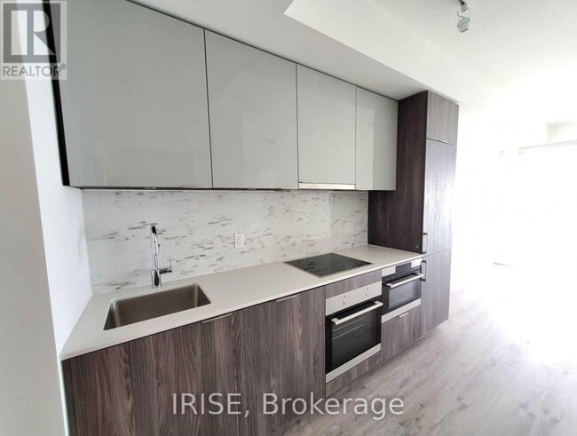 Building Photo - 15 Queens Quay E