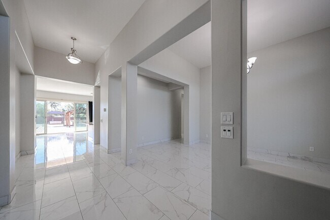 Foto del edificio - 6327 E Dixileta Dr