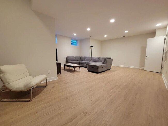 Foto del edificio - An exceptionally large and well-appointed 1BR 1BA with ALL utilities near Georgetown