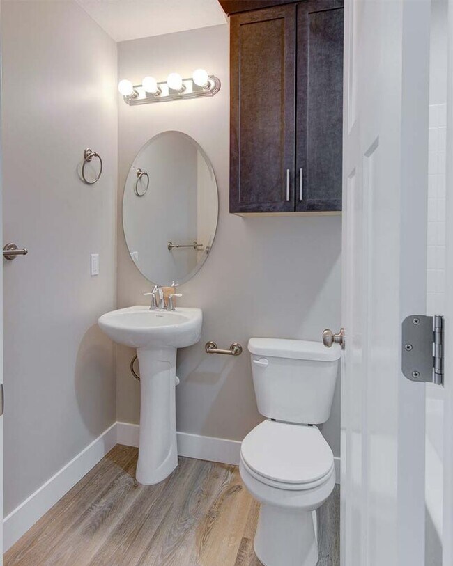 Building Photo - Elite 4 bedroom Townhome/Move in specials!