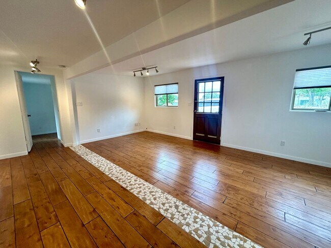 Building Photo - Charming W. Alameda Guest House