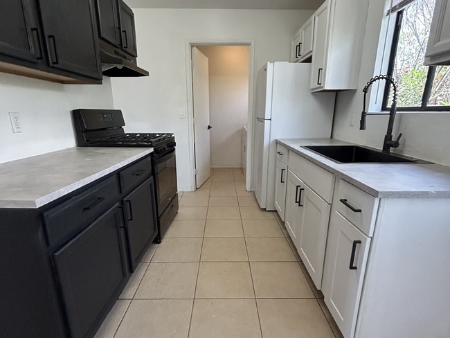 Building Photo - 815 E Lester St