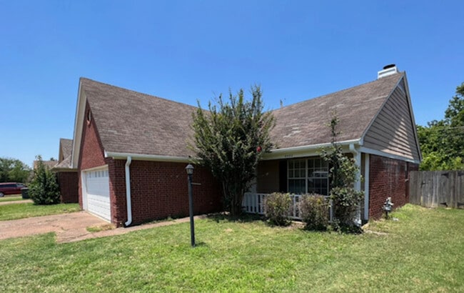 Building Photo - 8400 Creek Front Dr