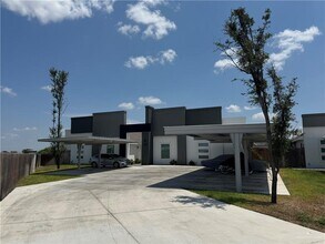 Building Photo - 13 S Mia Ln