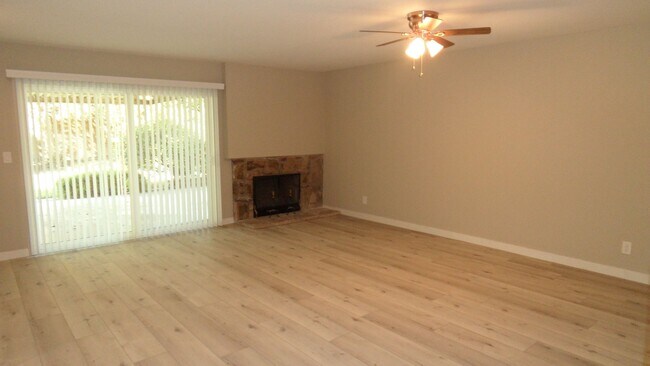 Foto del edificio - Beautiful Remodeled Single Story 4 BR 2 BA Home With 3 Car attached Garage