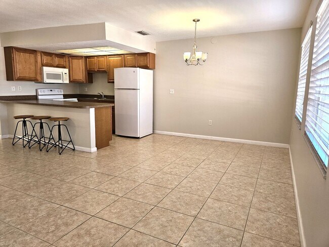 Foto del edificio - Annual 2nd Floor Condo For Rent located on...