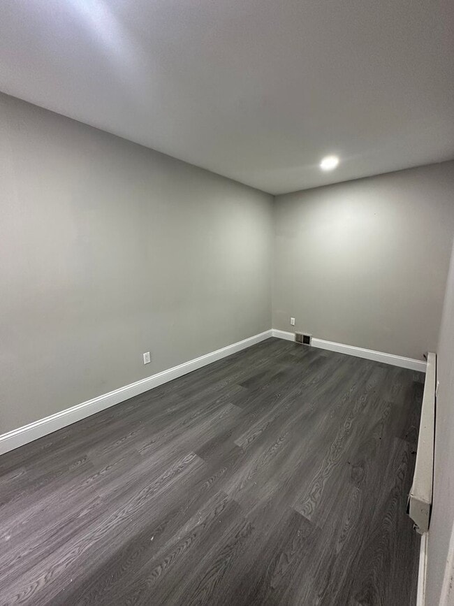 Building Photo - 4 bed, 2 full bath rowhome