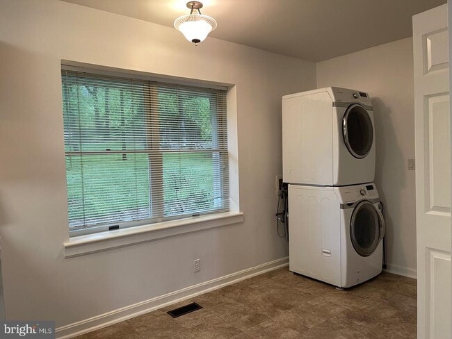 Building Photo - 158 Bifrost Way