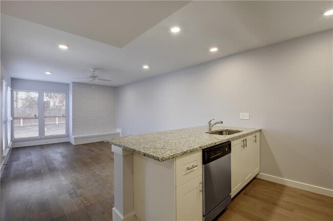 Building Photo - 909 Reinli St