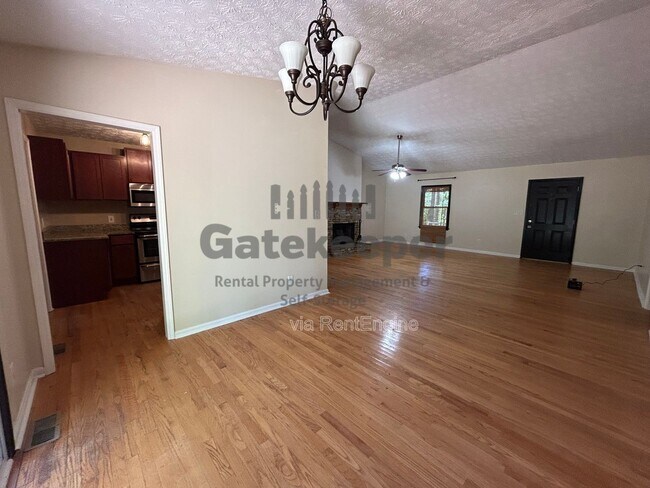 Foto del edificio - 468 Davis Rd