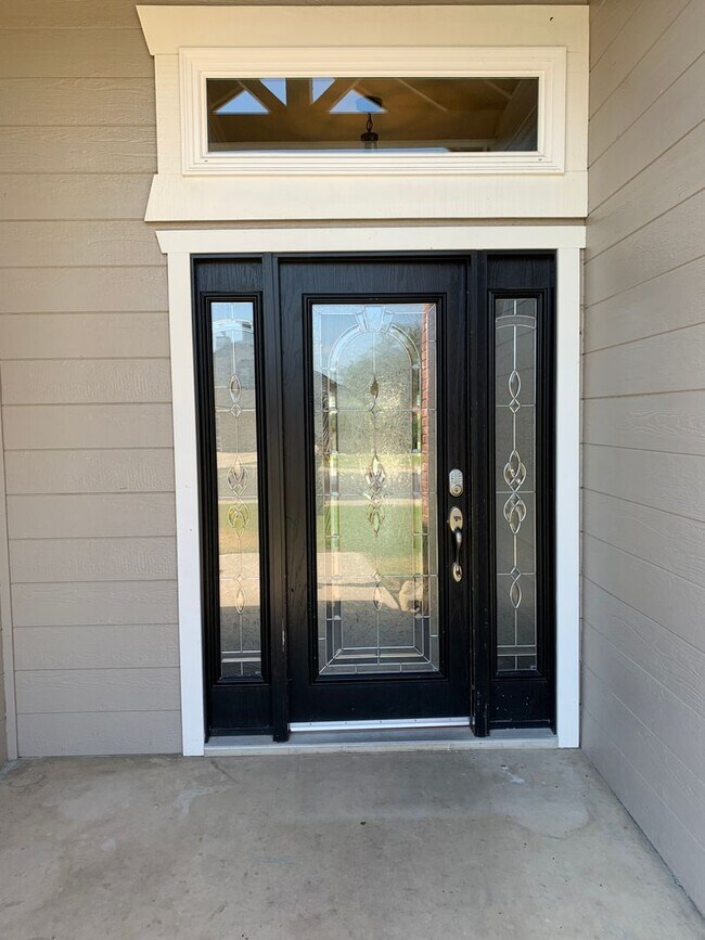 Building Photo - Beautiful 3 Bed West Bakersfield Home W/Po...