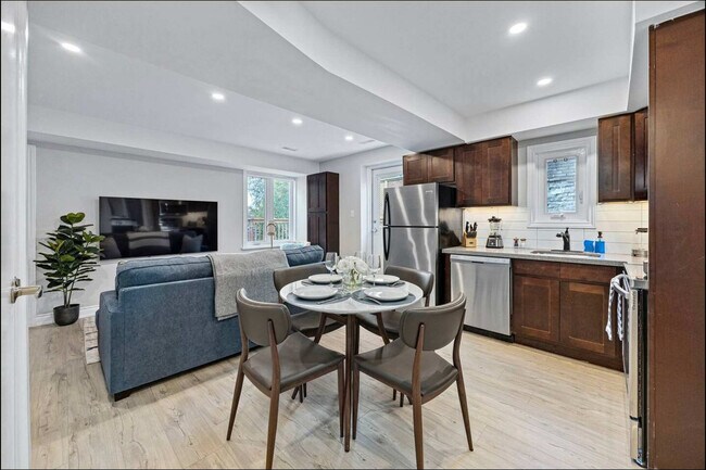Photo du bâtiment - 557 St Clair Ave W