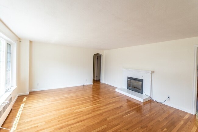 Building Photo - 208 Webster St