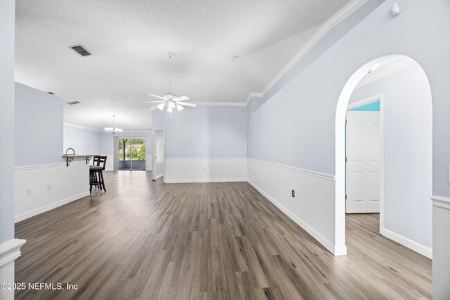 Building Photo - 1969 Willesdon Dr W