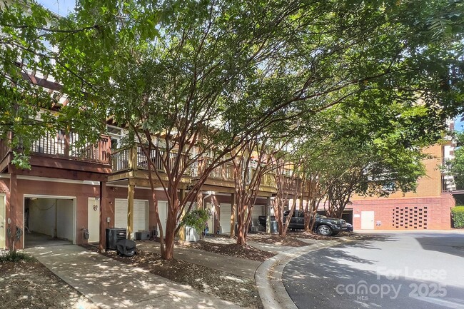 Foto del edificio - 135 N Sycamore St