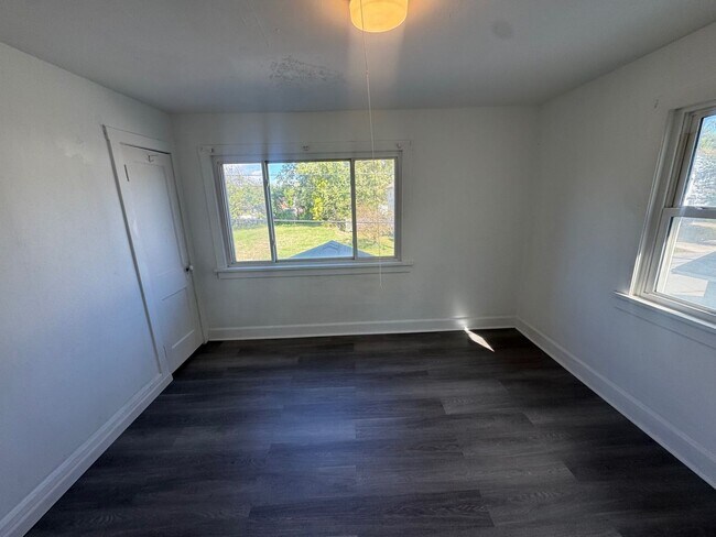 Building Photo - Charming 3-Bedroom Property in Prime Location