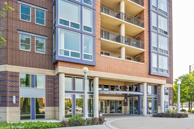 Building entrance - 437 W Division St