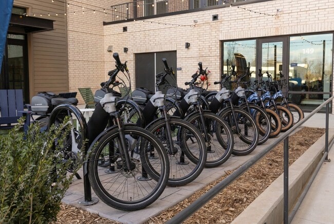 Building Photo - Vista at Summit