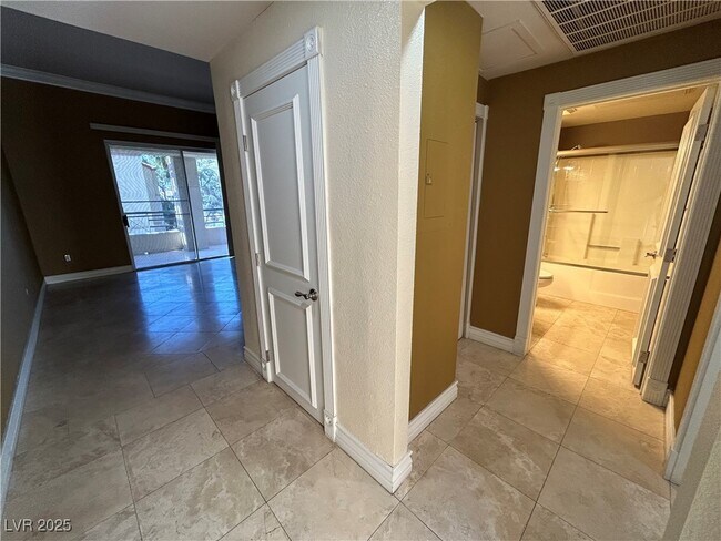 Building Photo - 260 E Flamingo Rd