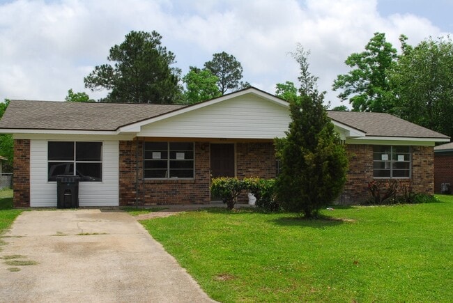 Building Photo - 403 Pine Hills Dr