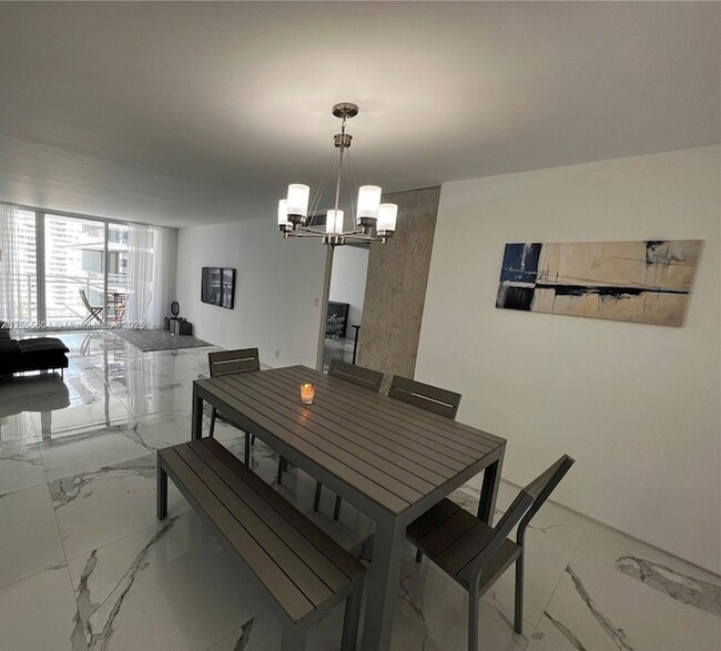 Building Photo - 2030 S Ocean Dr