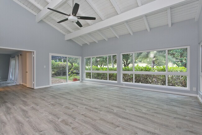 Building Photo - Queens Gate Renovated 3 bedroom, 2 bath at...