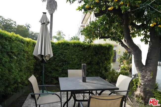 Foto del edificio - 8361 Blackburn Ave