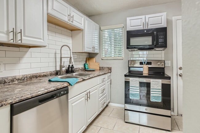 Building Photo - Tree Hill