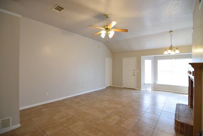 Building Photo - 3002 Southhill Dr