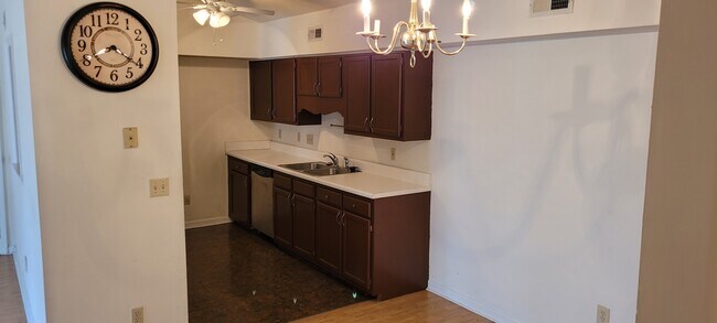 Foto del edificio - 7117 W Friendly Ave