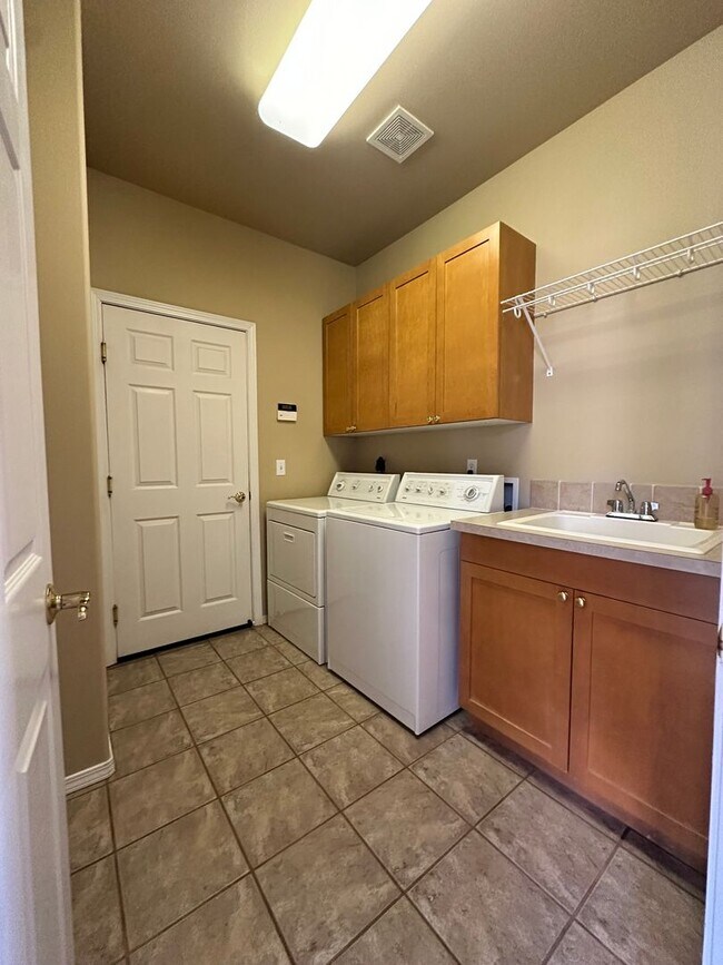 Foto del edificio - Stunning 4 Bedroom Briarwood Home with City View