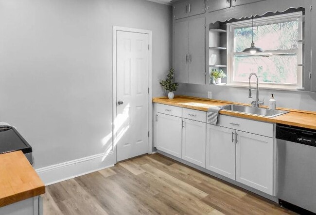 Foto del edificio - 1417 Cokey Rd