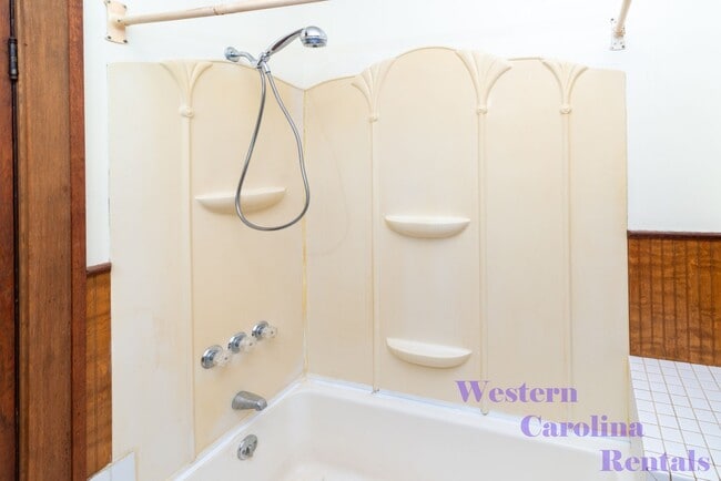 Foto del edificio - Historic House Looking over the beautiful Town of Sylva $1800