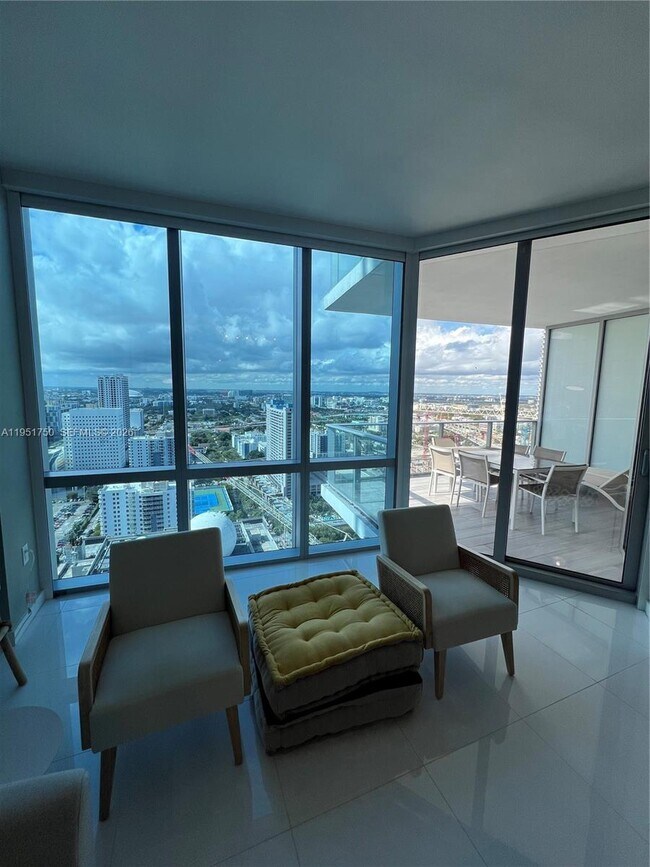 Building Photo - 851 NE 1st Ave