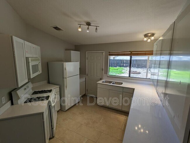 Foto del edificio - 5881 N Belbrook Dr